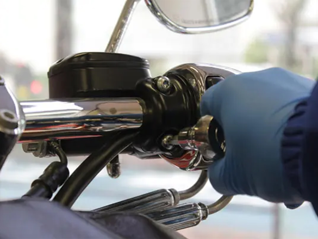 ハーレーのクランプのボルトをゆるめる