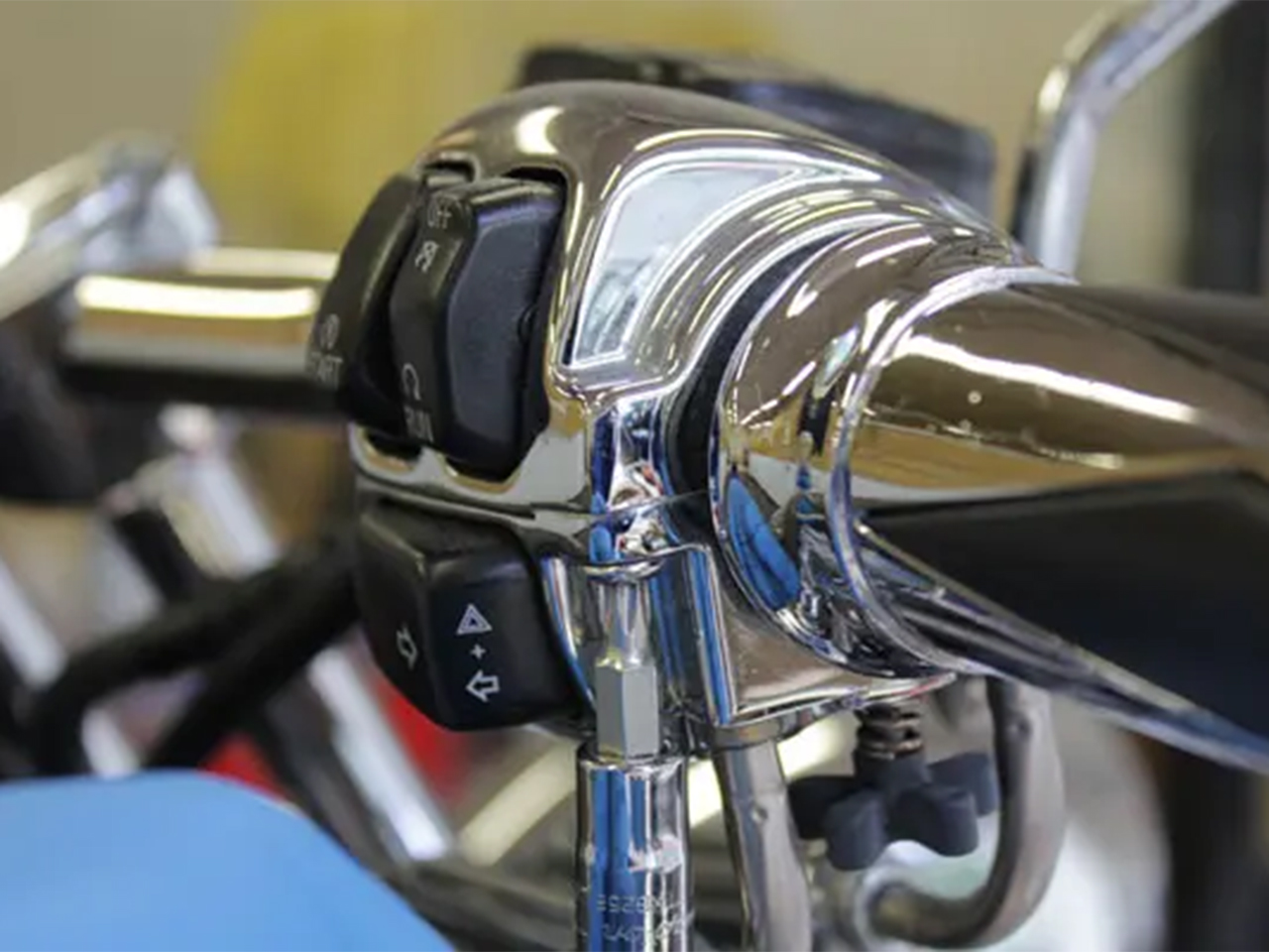 ハーレーのスイッチハウジングのボルトをゆるめる