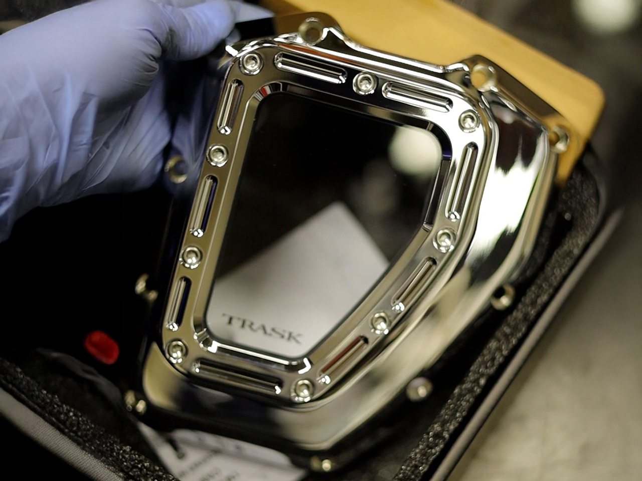 ASSULTカムカバーとパッケージ