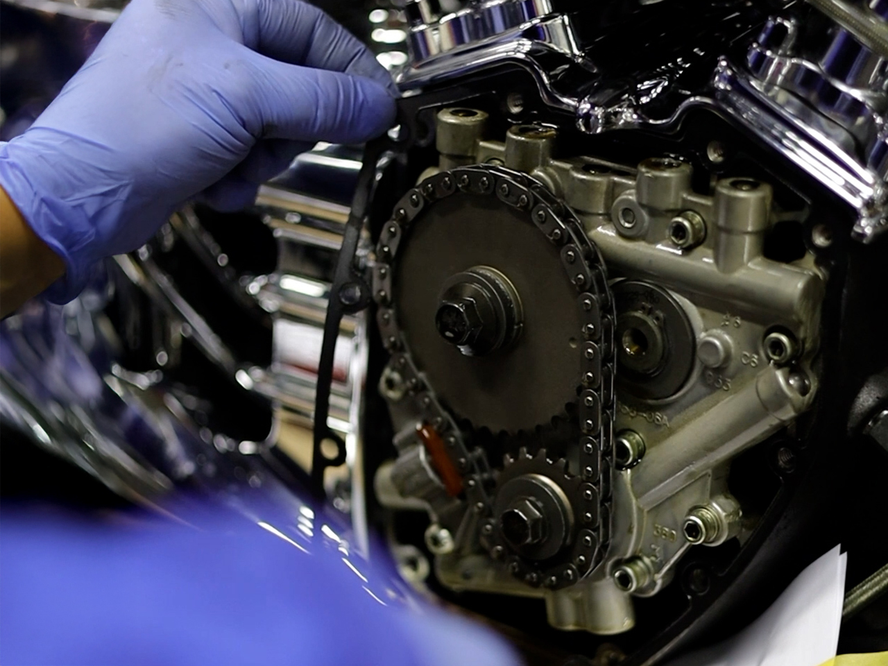 純正カムカバーを外していく