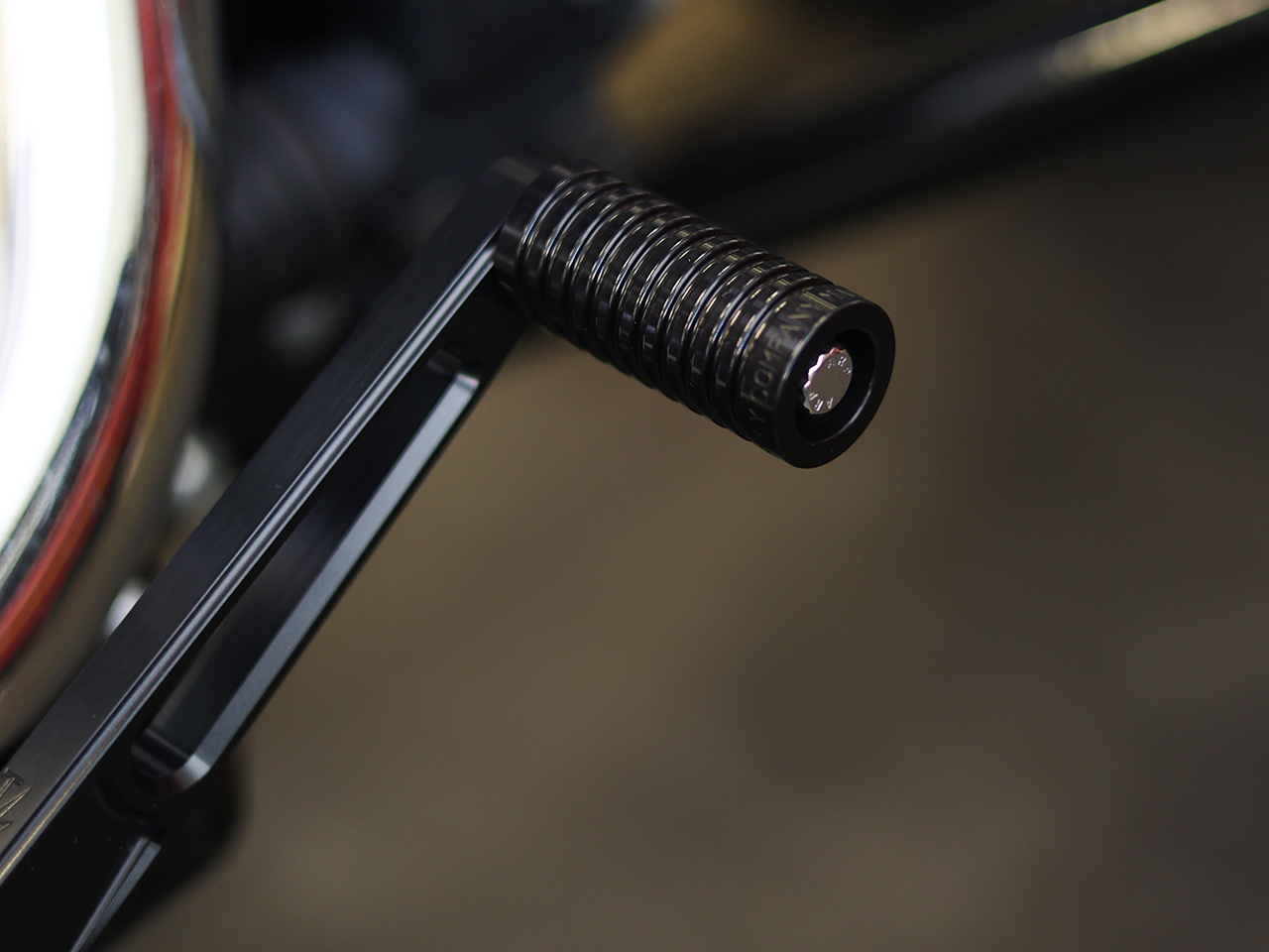 スラッシンサプライのフットペグを付ける