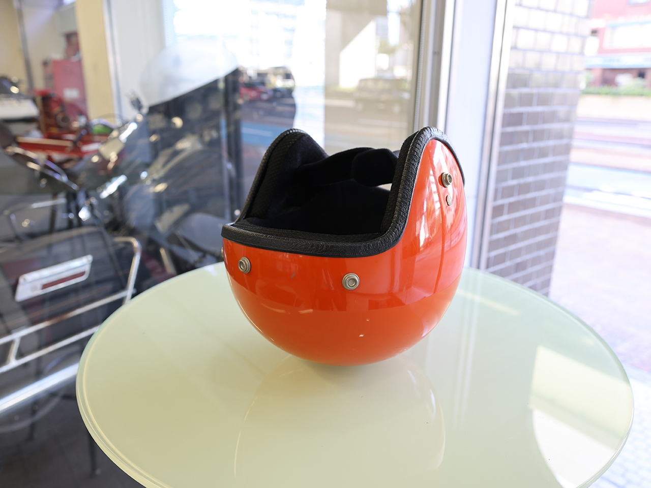 ヘルメットを風通しの良い場所に置く