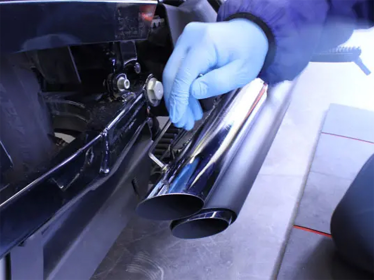 固定ボルトの取り外し