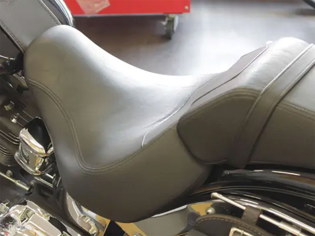 ハーレーのシートを取り外す