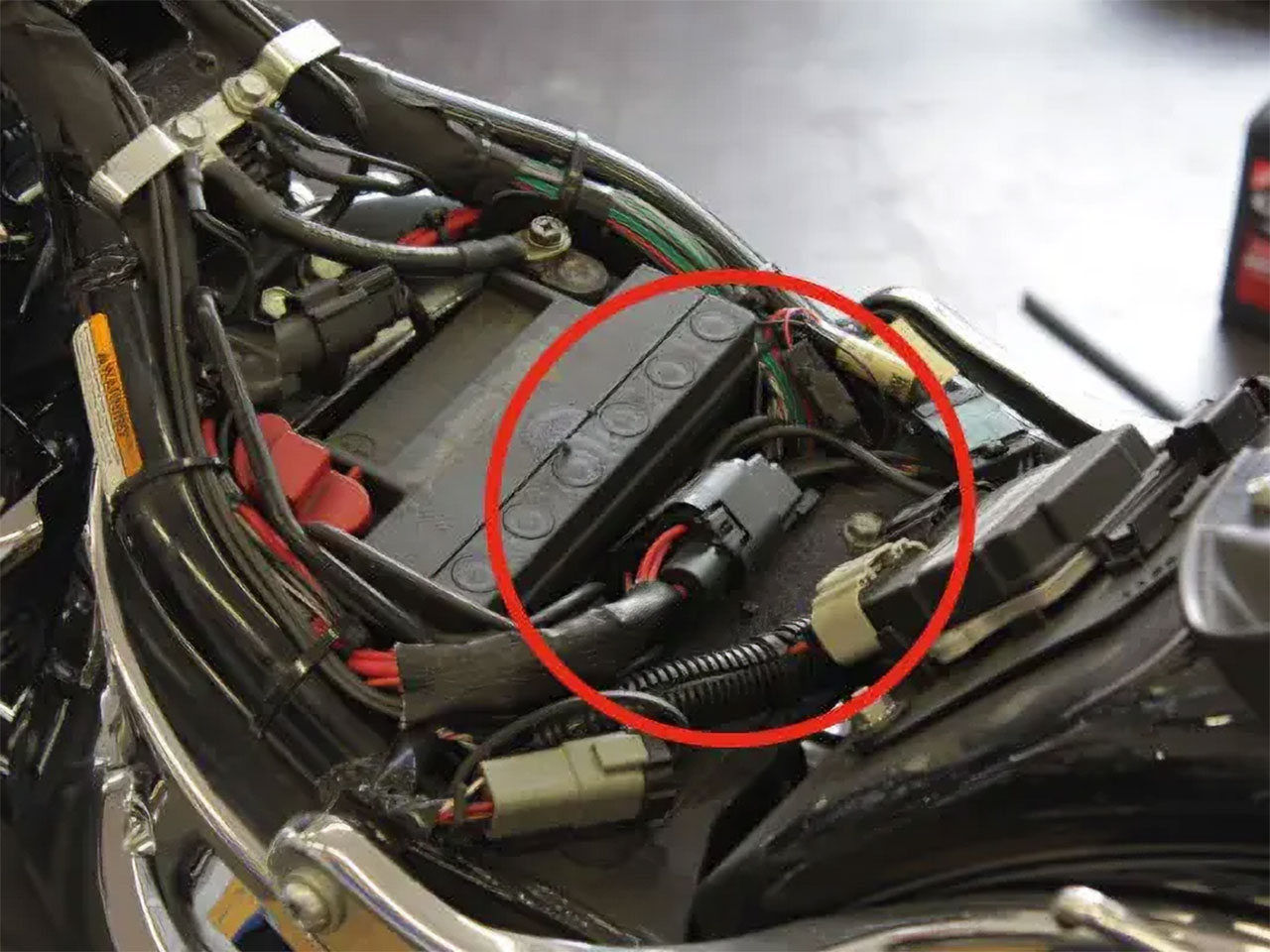 シートの下のバッテリー