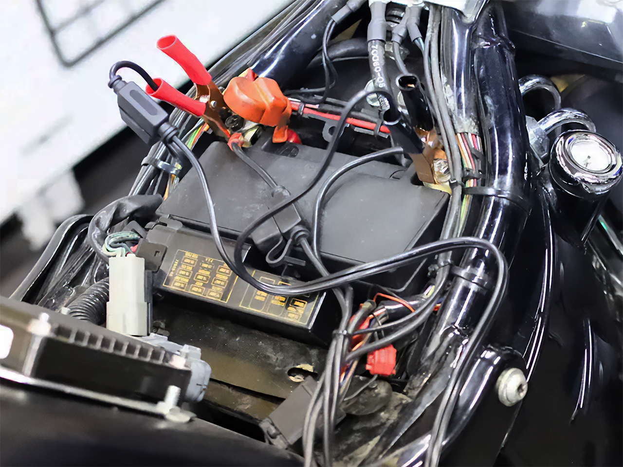 付属のワニクリップでバッテリーと繋ぐ