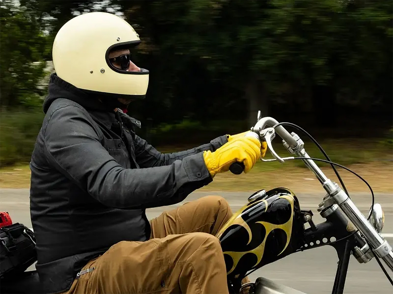 Biltwellを被るハーレー乗り