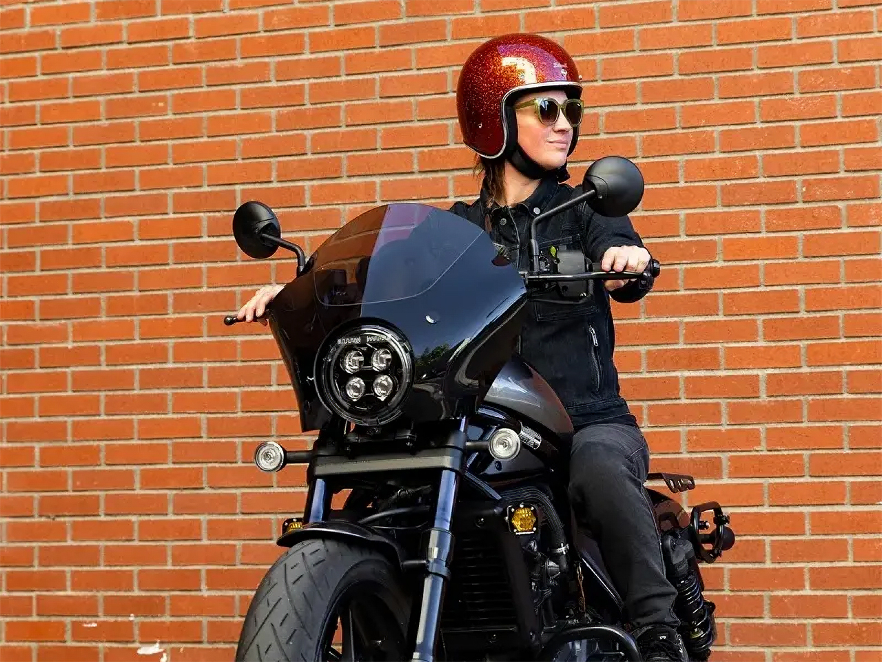 Biltwellを被る女性ライダー