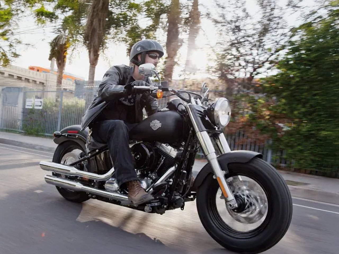 ボバースタイルのハーレーに乗る