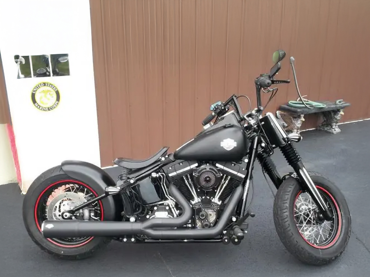 蛇腹のフォークブーツをつけたハーレー