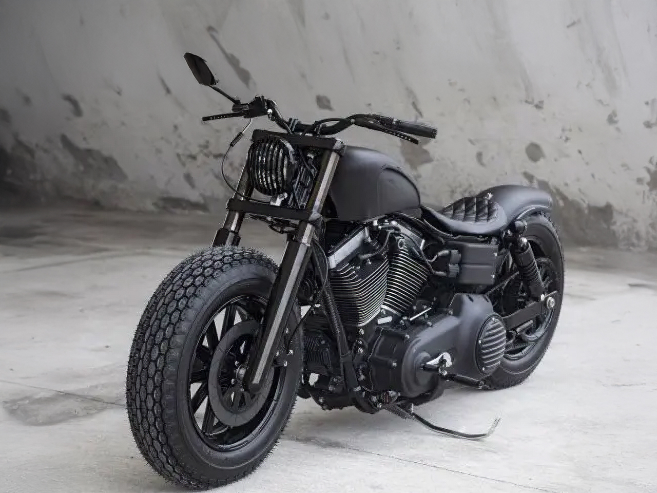 低いハンドルをつけたハーレー