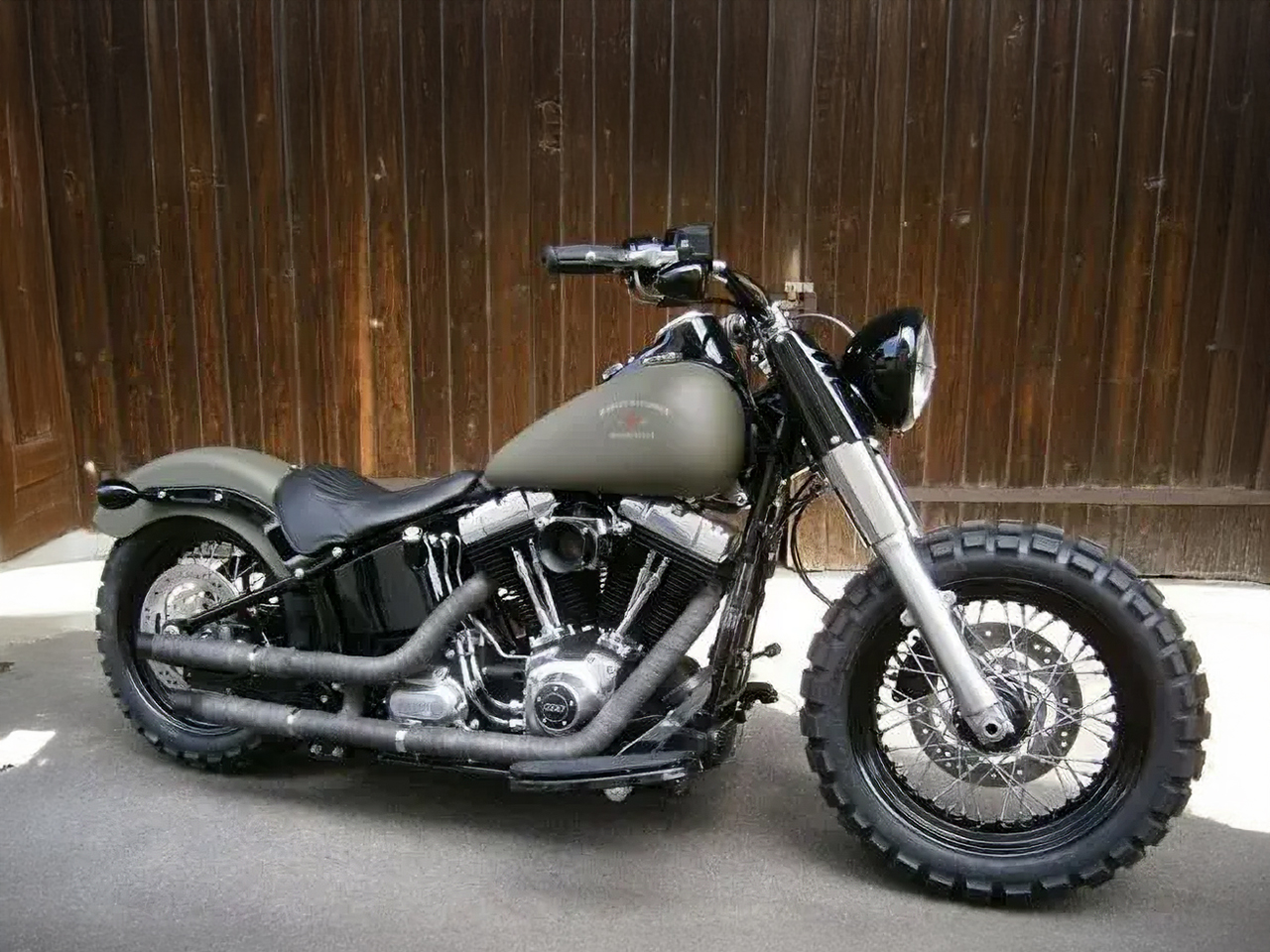 ビンテージ風タイヤをつけたハーレー