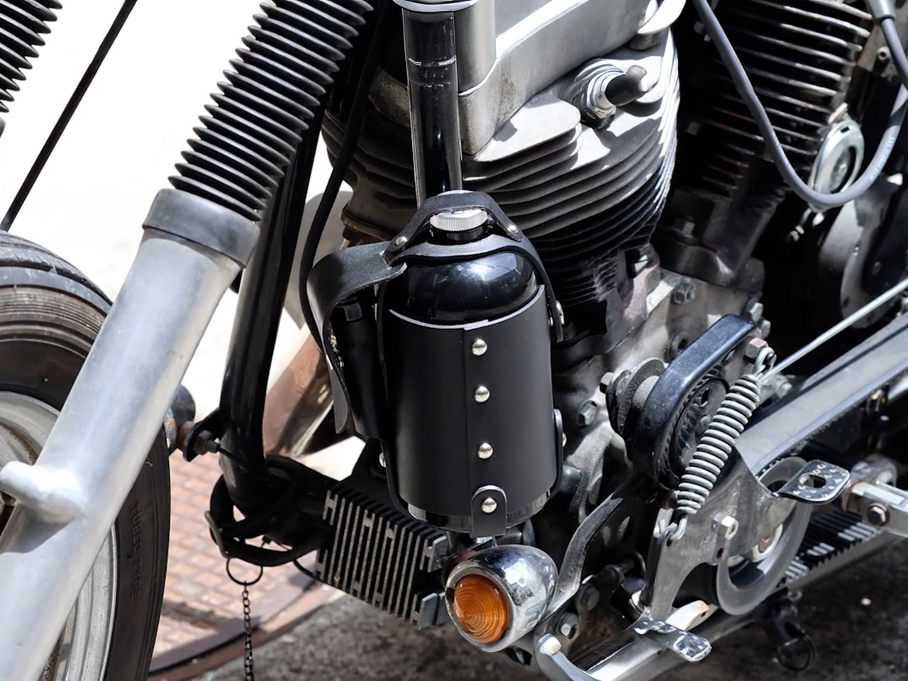 フレームに付くガソリン携行缶