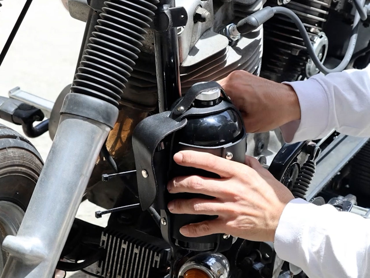 ガソリン携行缶の取り付け