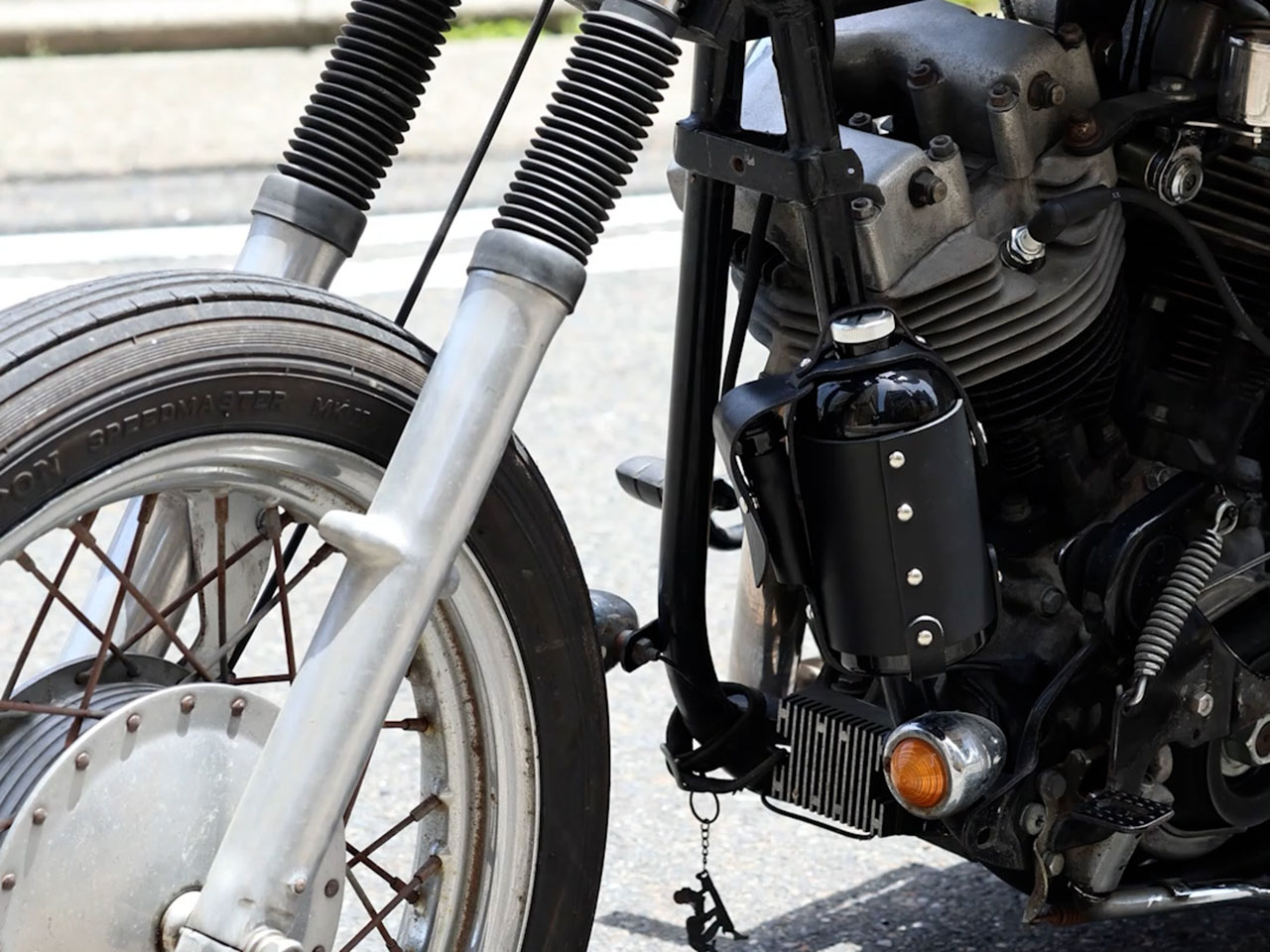 ショベルにガソリン携行缶