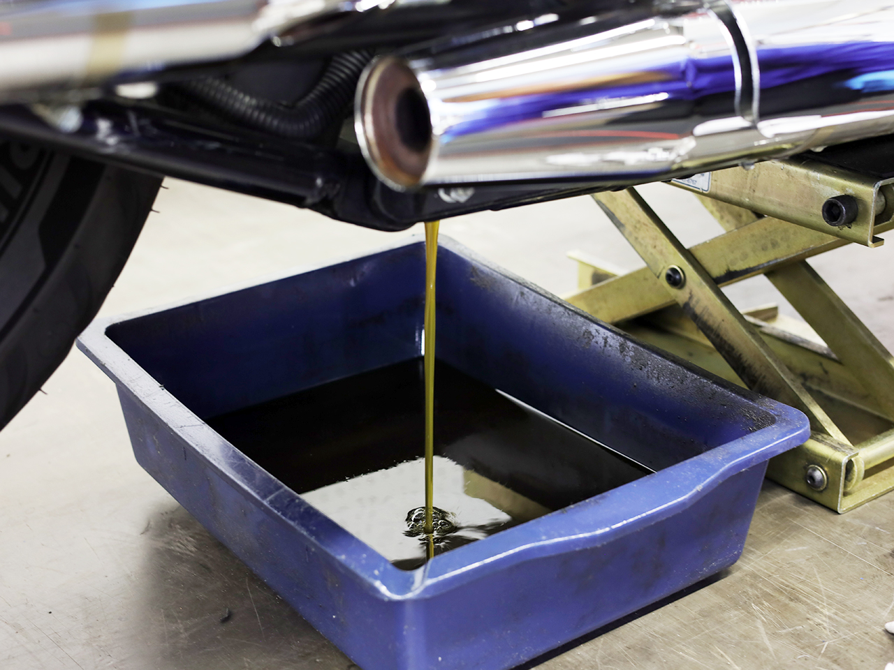 ジャッキアップしてオイル交換