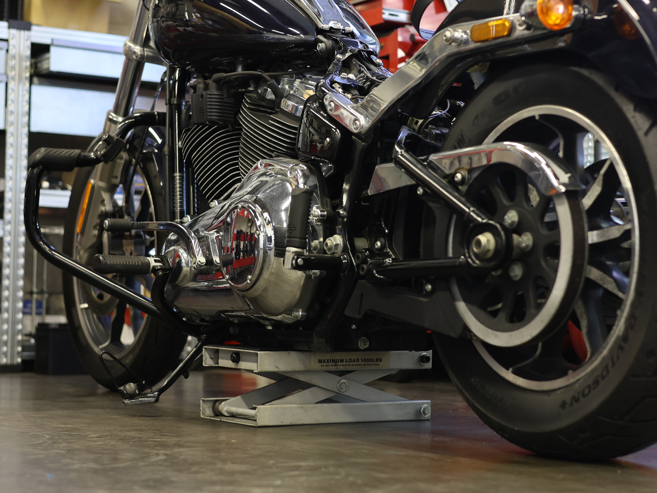 ジャッキアップされているハーレー