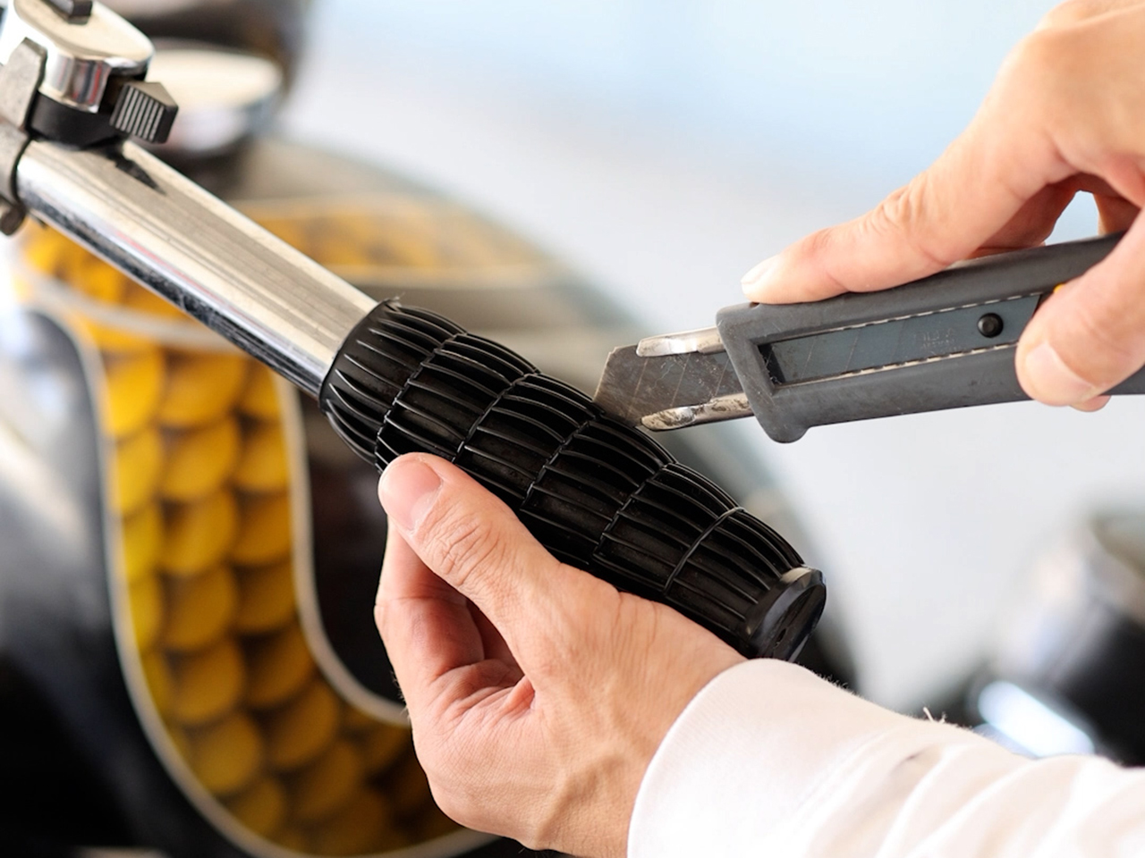 ラバーグリップを切る