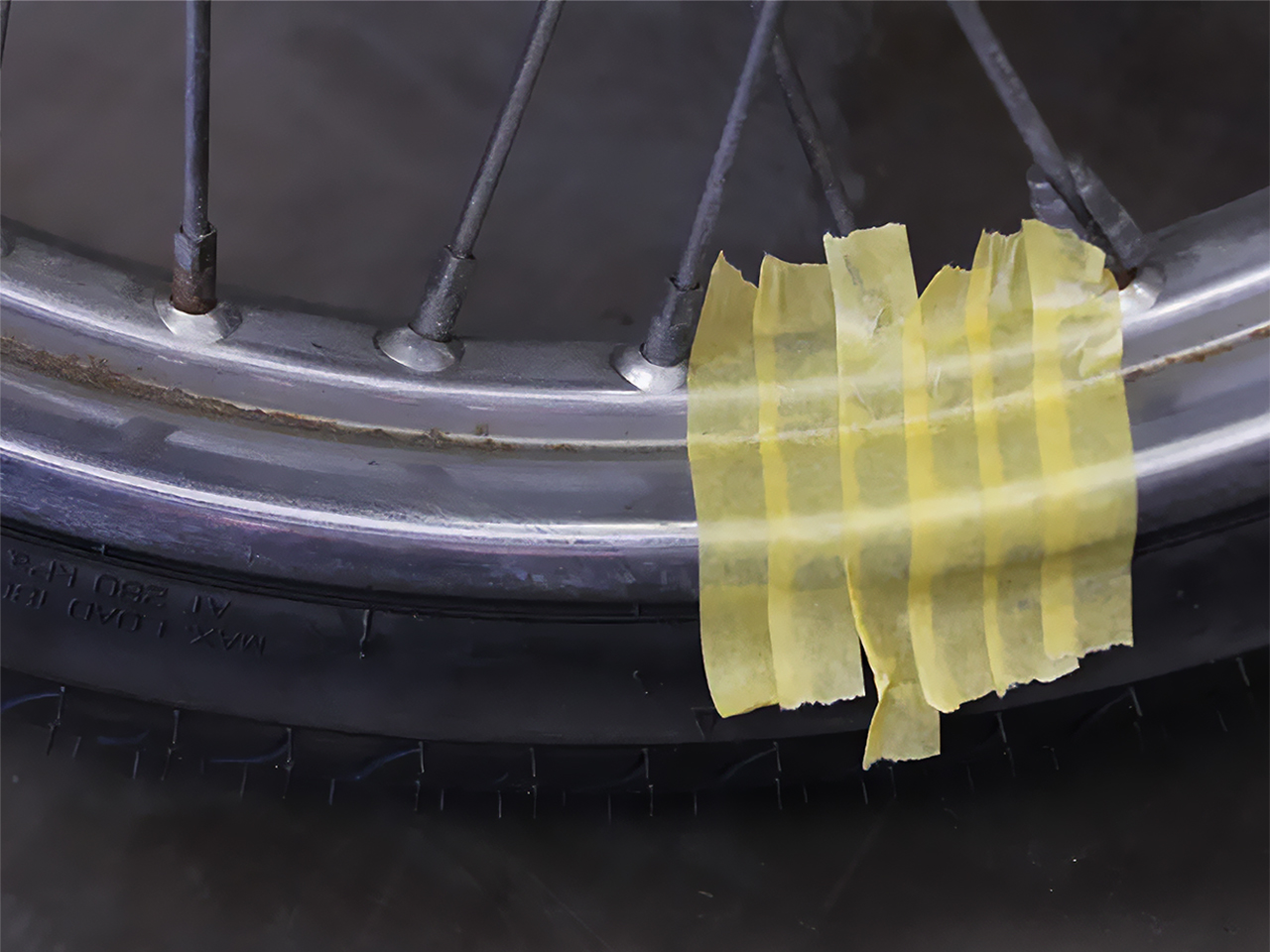 スポークにマスキングを貼る