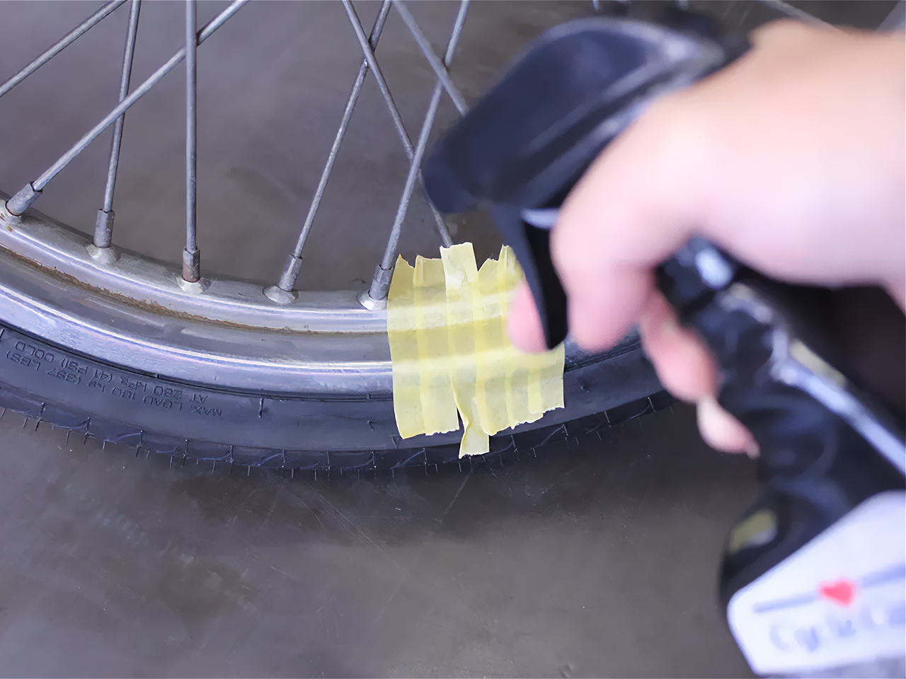 スポークにマスキングを貼る