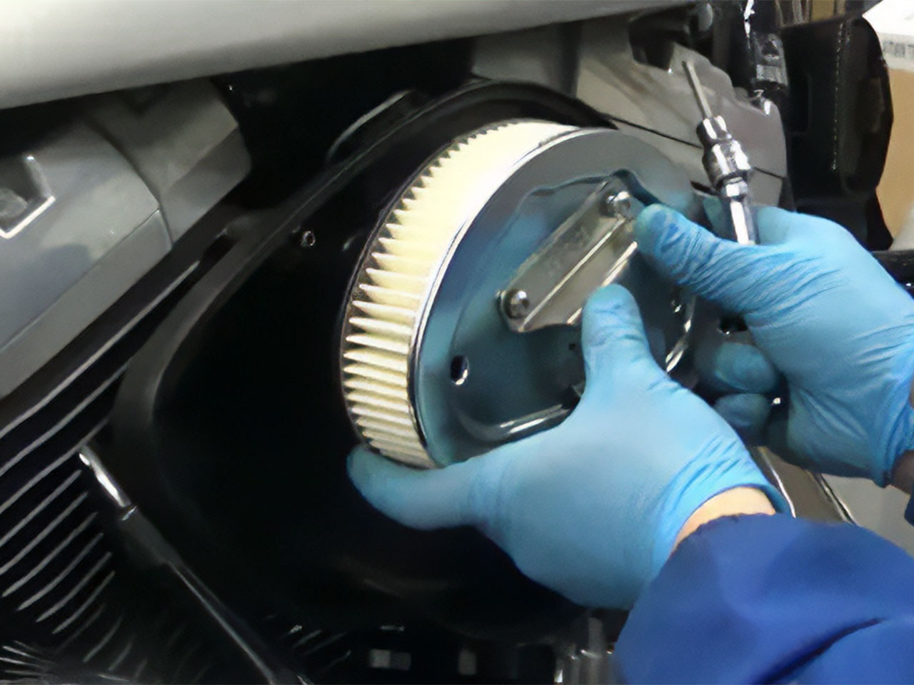 新品のフィルターを取り付ける