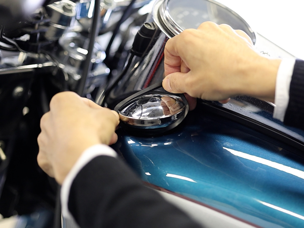 劣化したガスケットをみせる