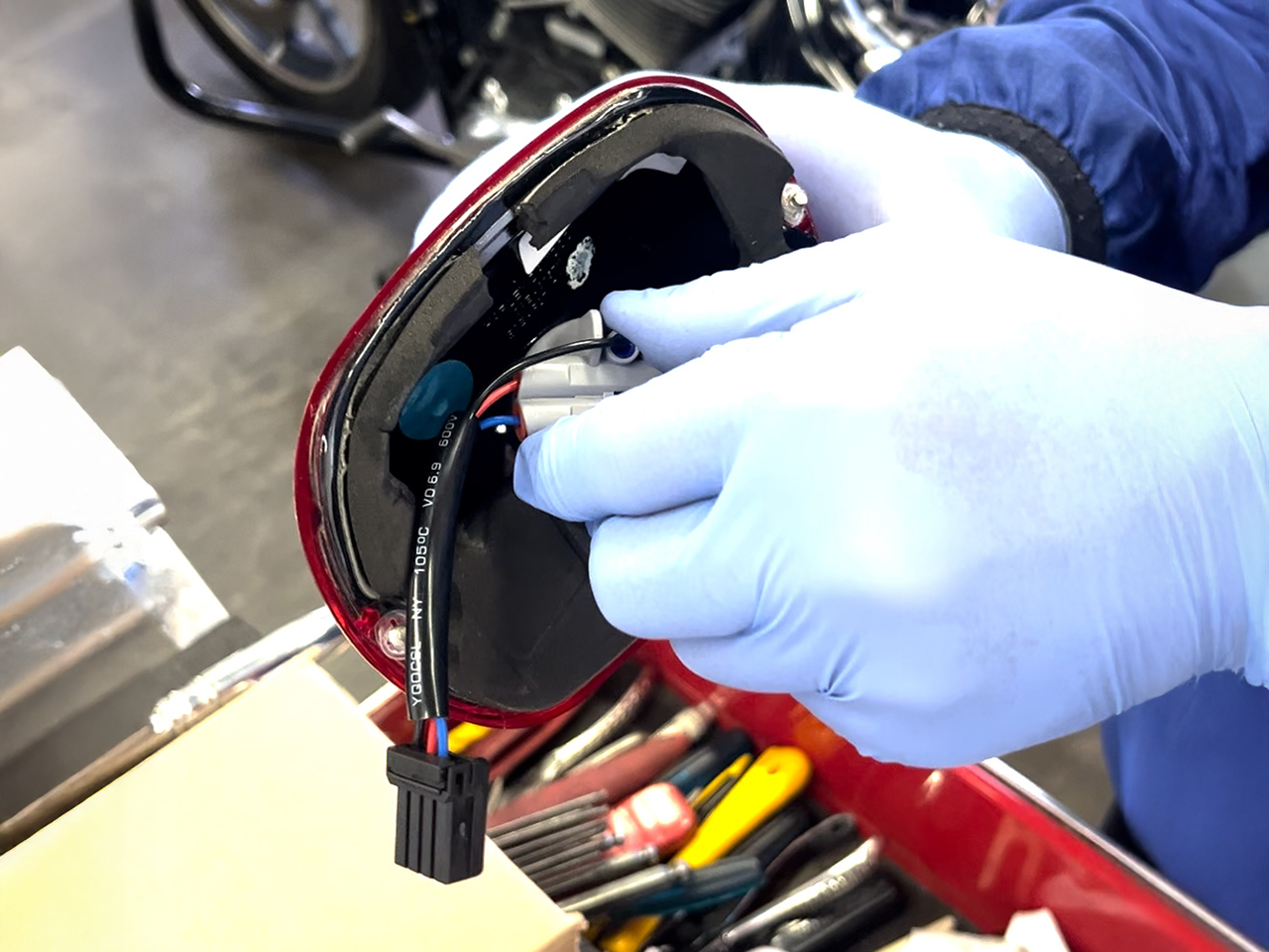 kijimaテールランプソケットを手に持つ