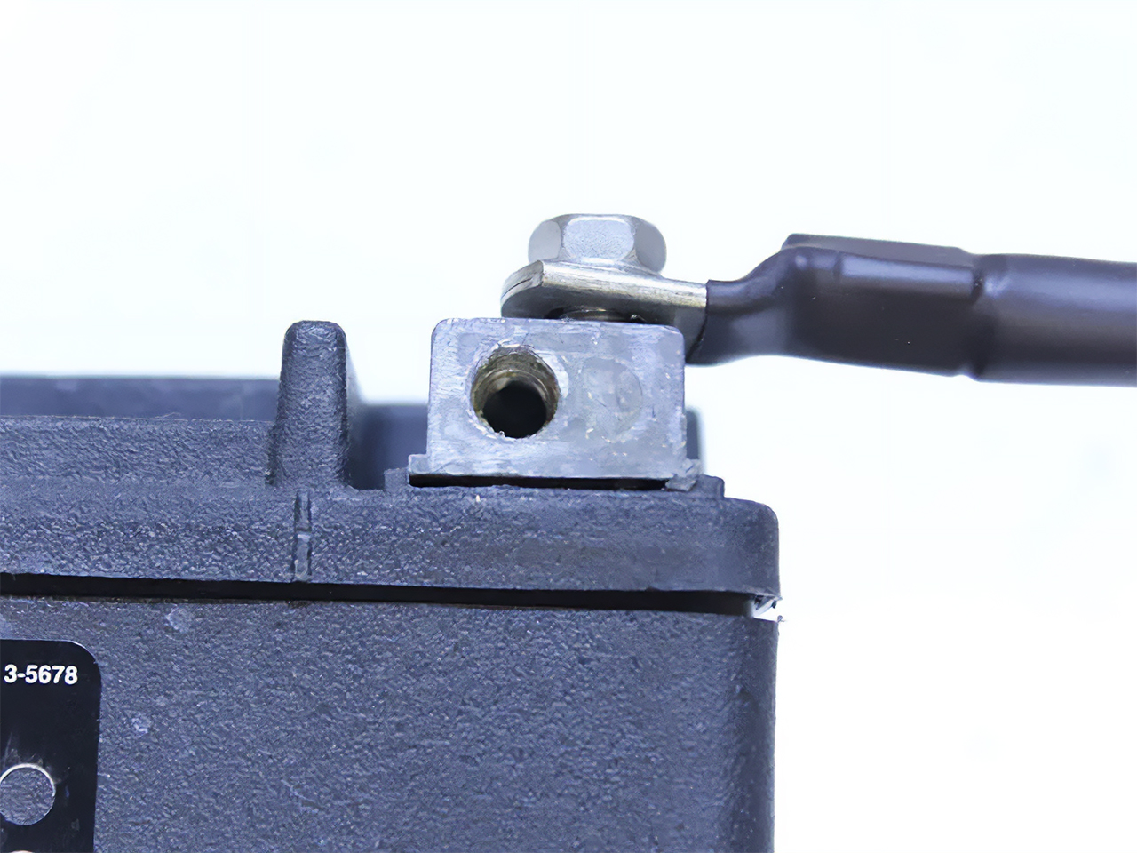 バッテリーのボルトが緩んでいる