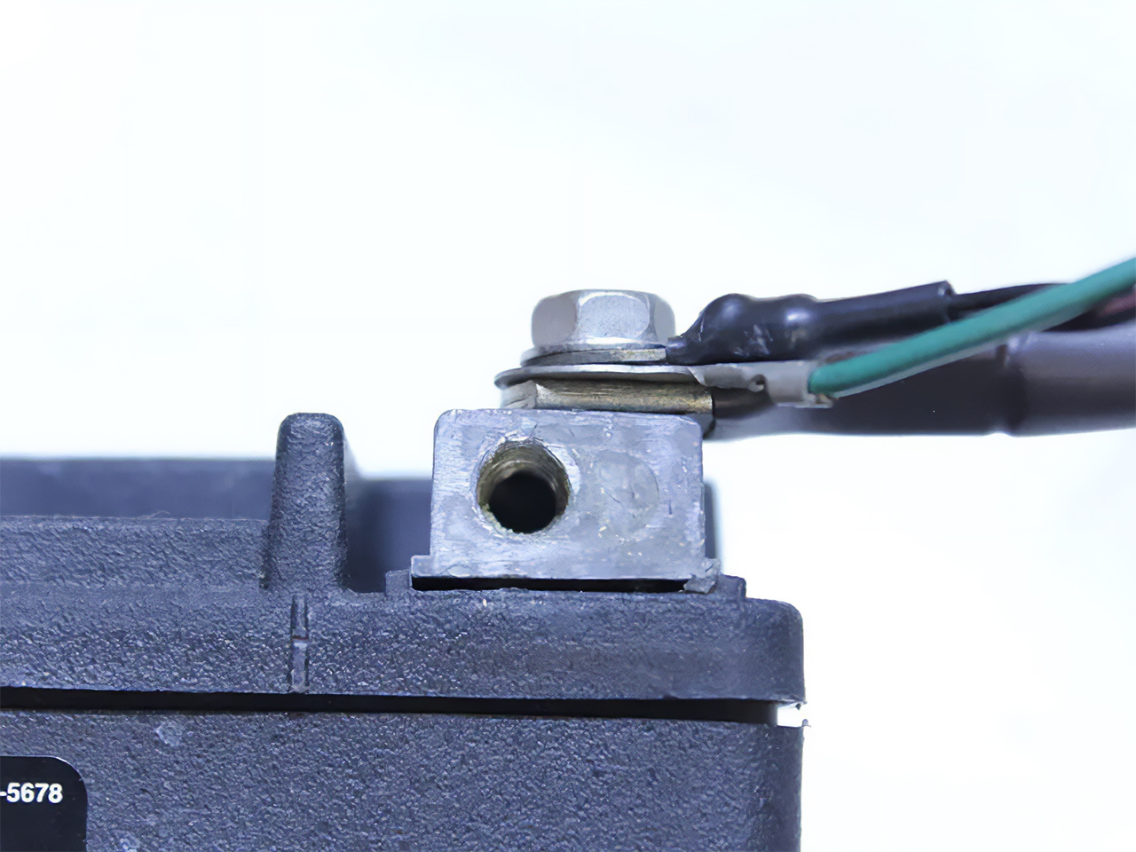 バッテリーターミナルと端子がしっかり密着