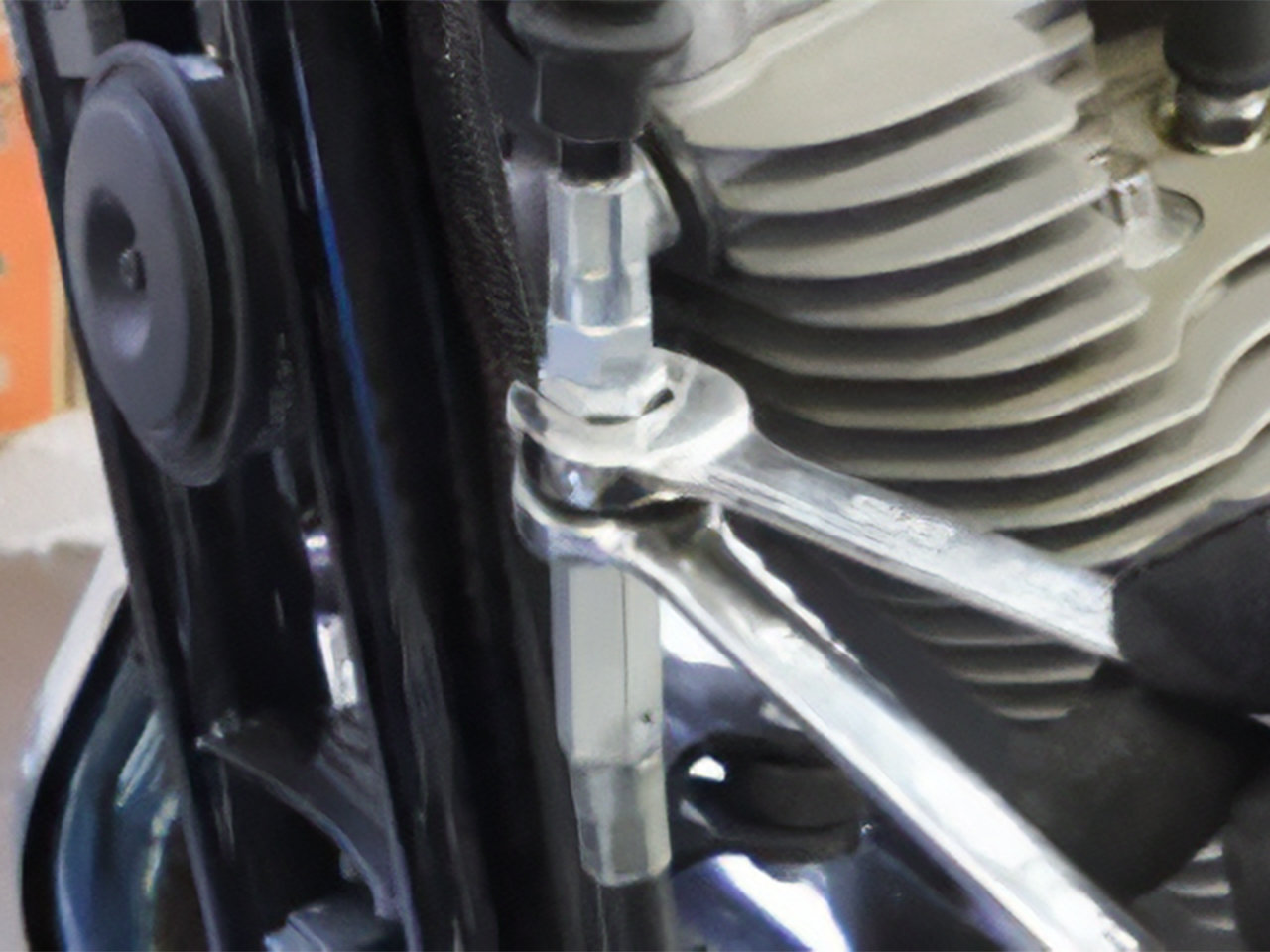 クラッチアジャスターを緩める