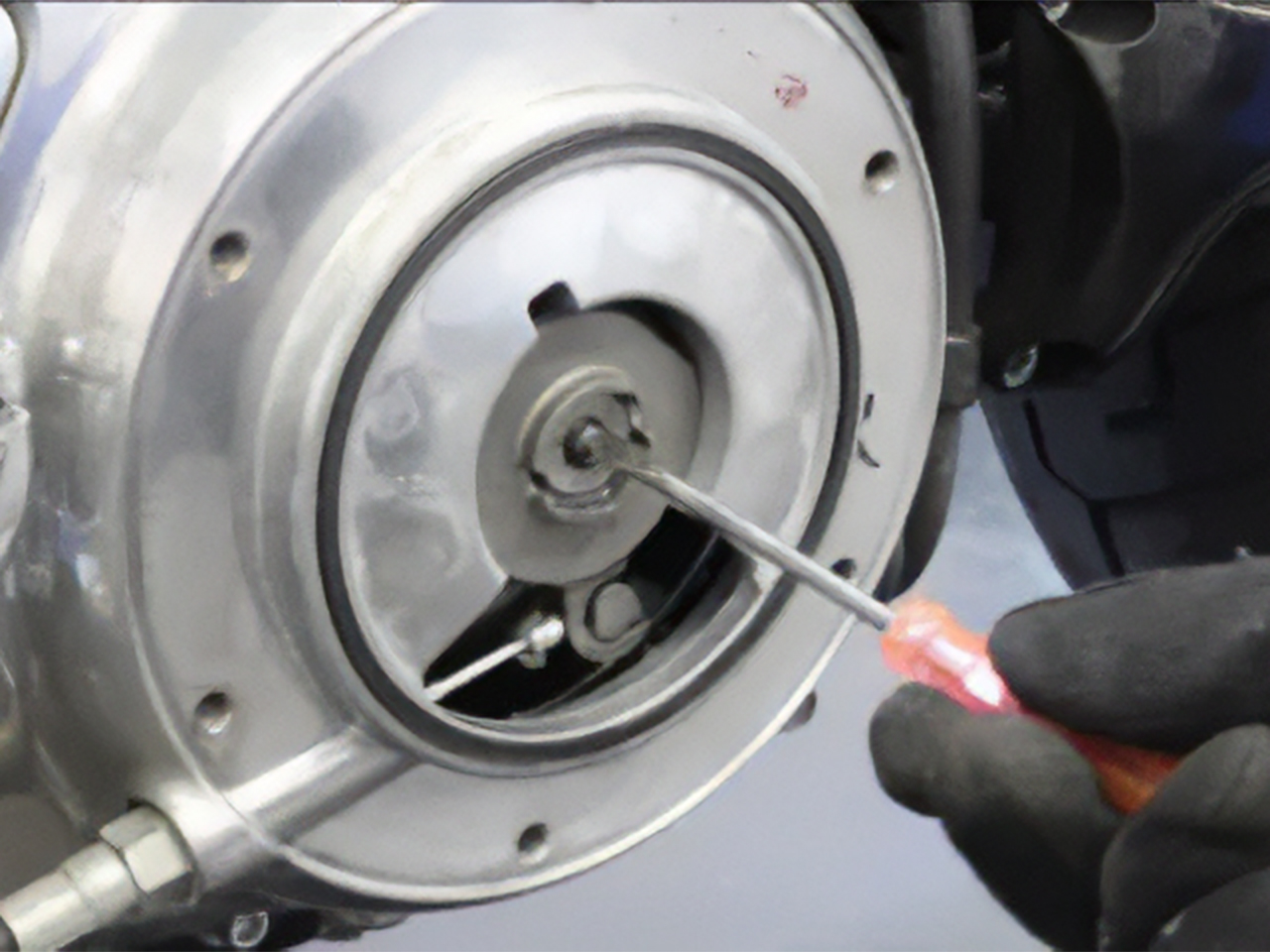 引っ掛かってるケーブルを外す