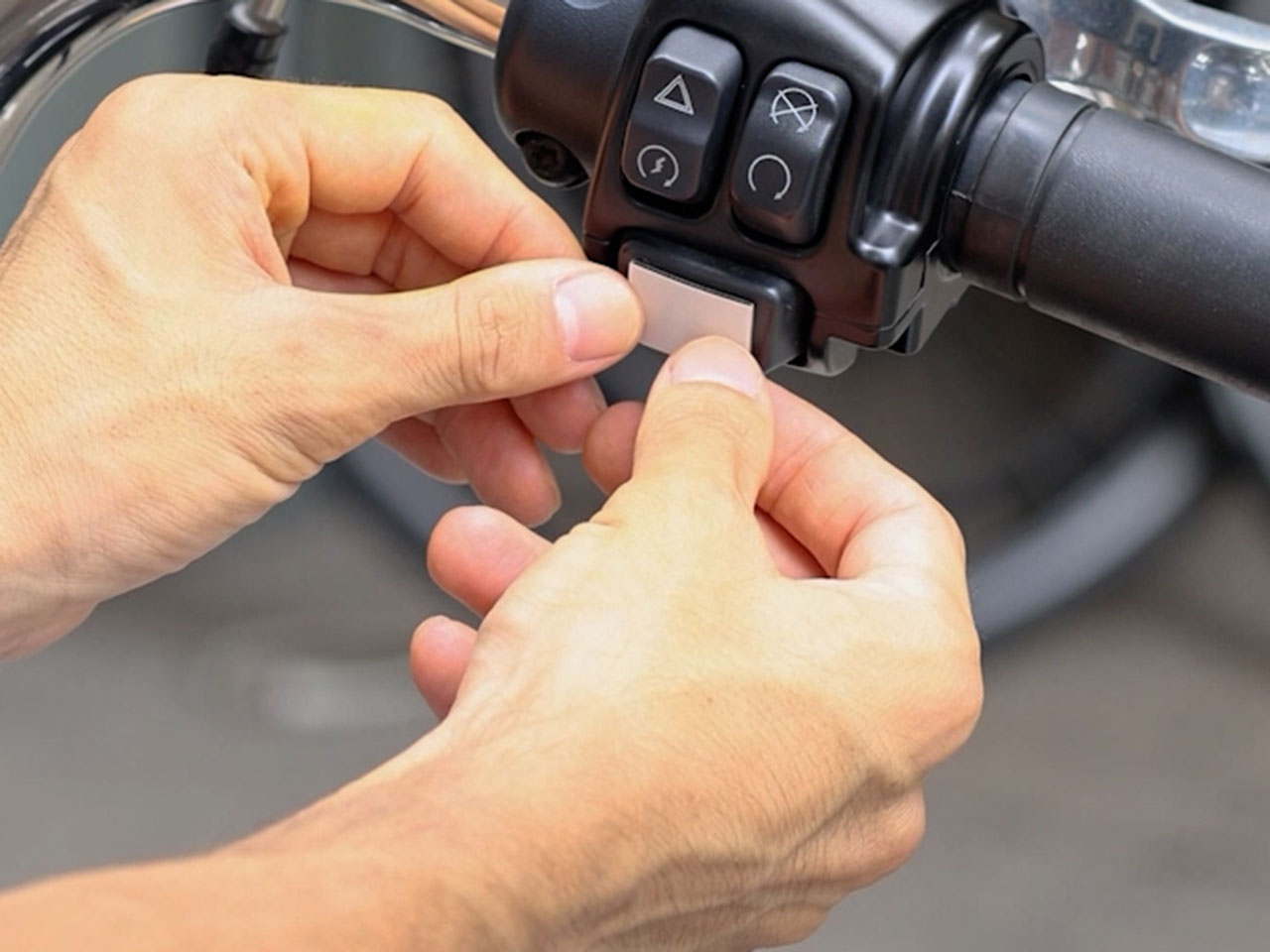 両面テープを貼る