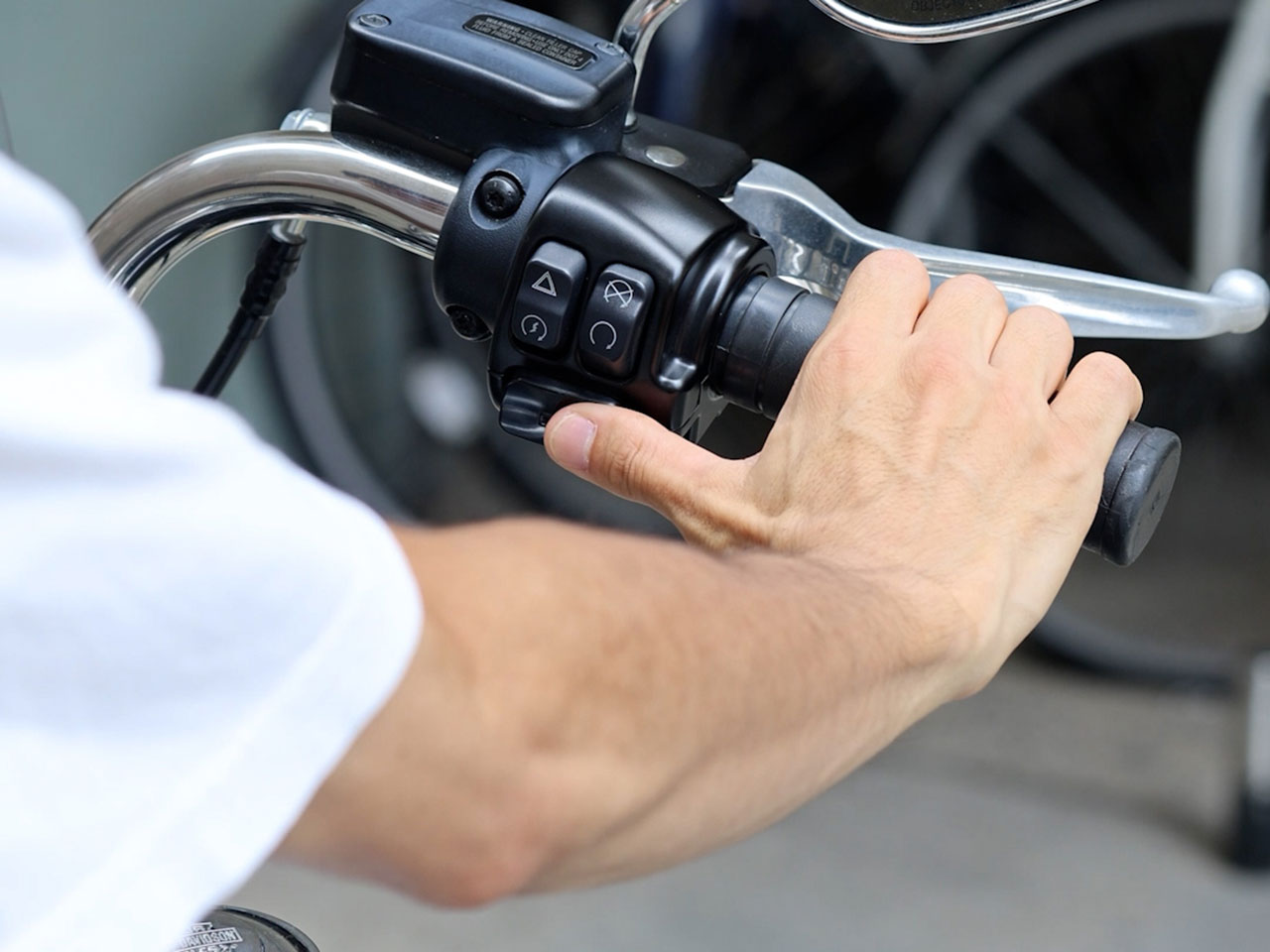 ハンドルを操作する手