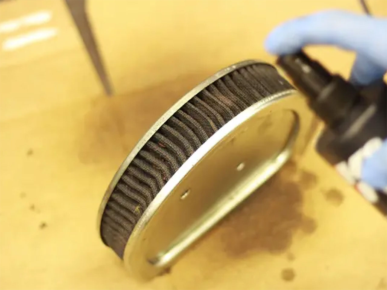 専用クリーナーで洗浄する