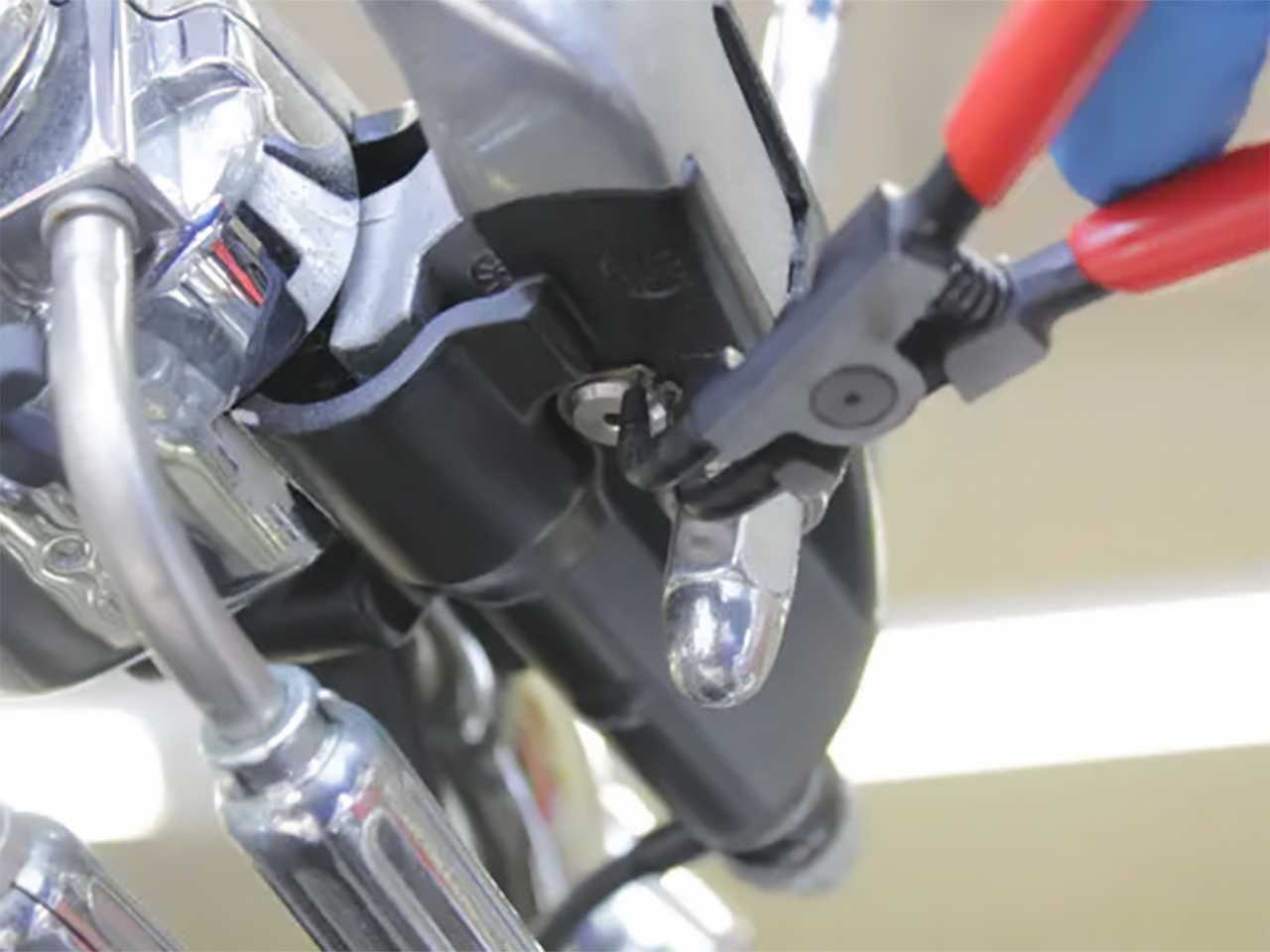 ハーレーのスナップリングを外す