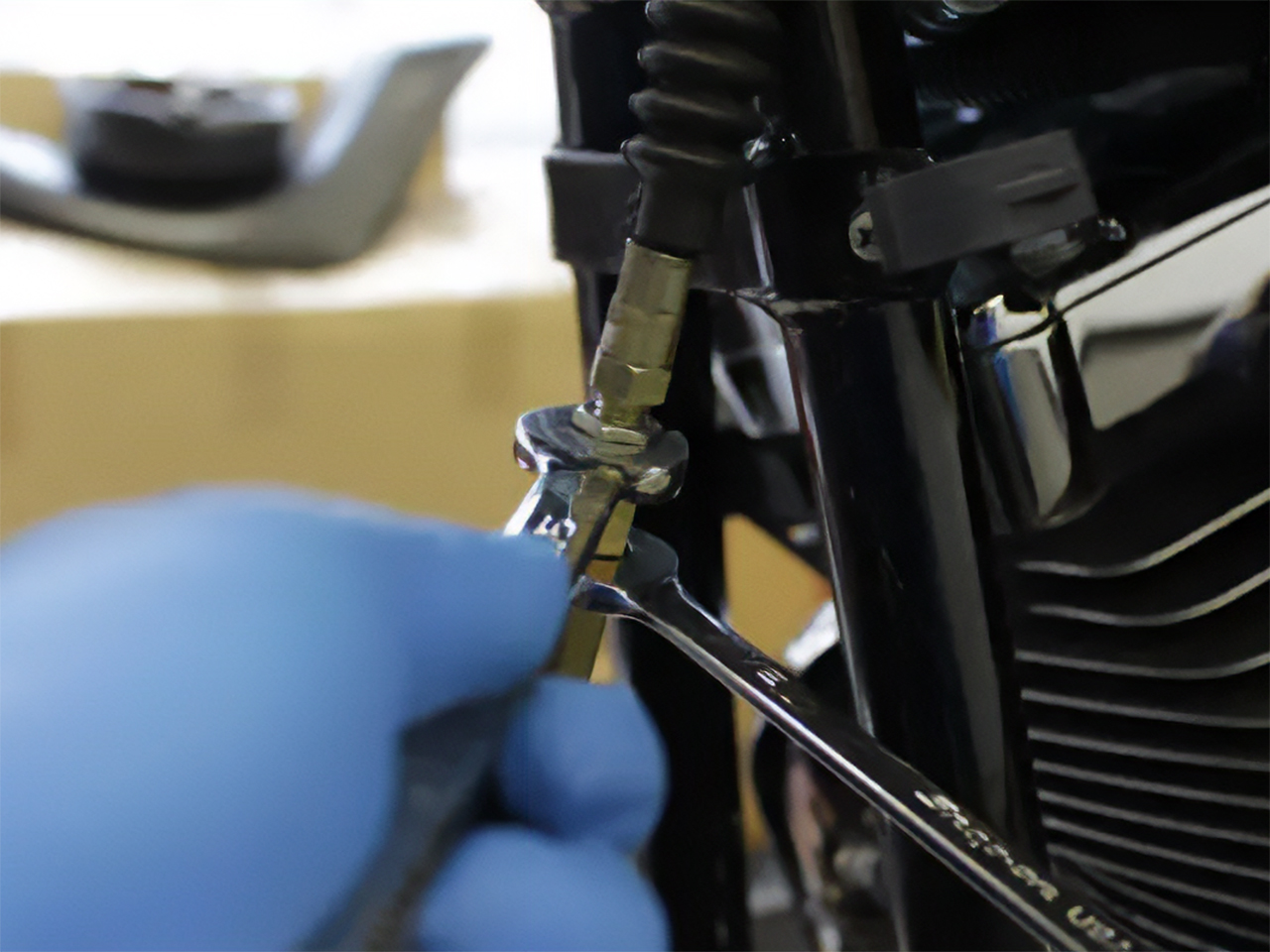 ハーレーのクラッチケーブルを緩める