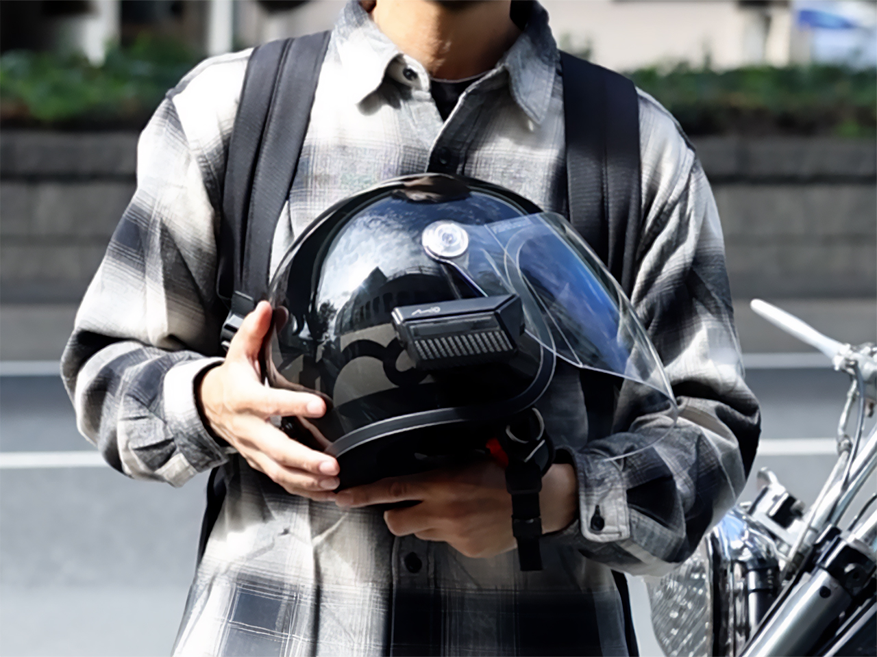 ヘルメットを手に持つ様子