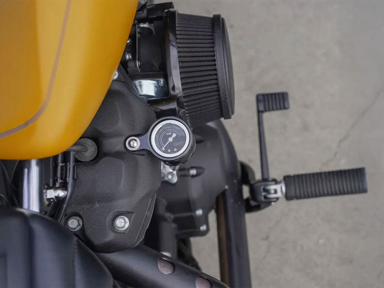 アレンネスのオイルプレッシャーゲージ装着イメージ　ブラック