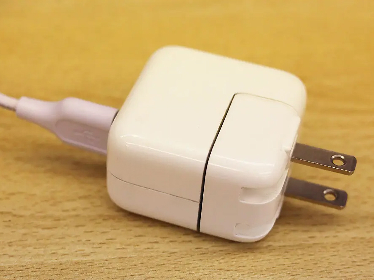 ヘルメット消臭器用のコンセント