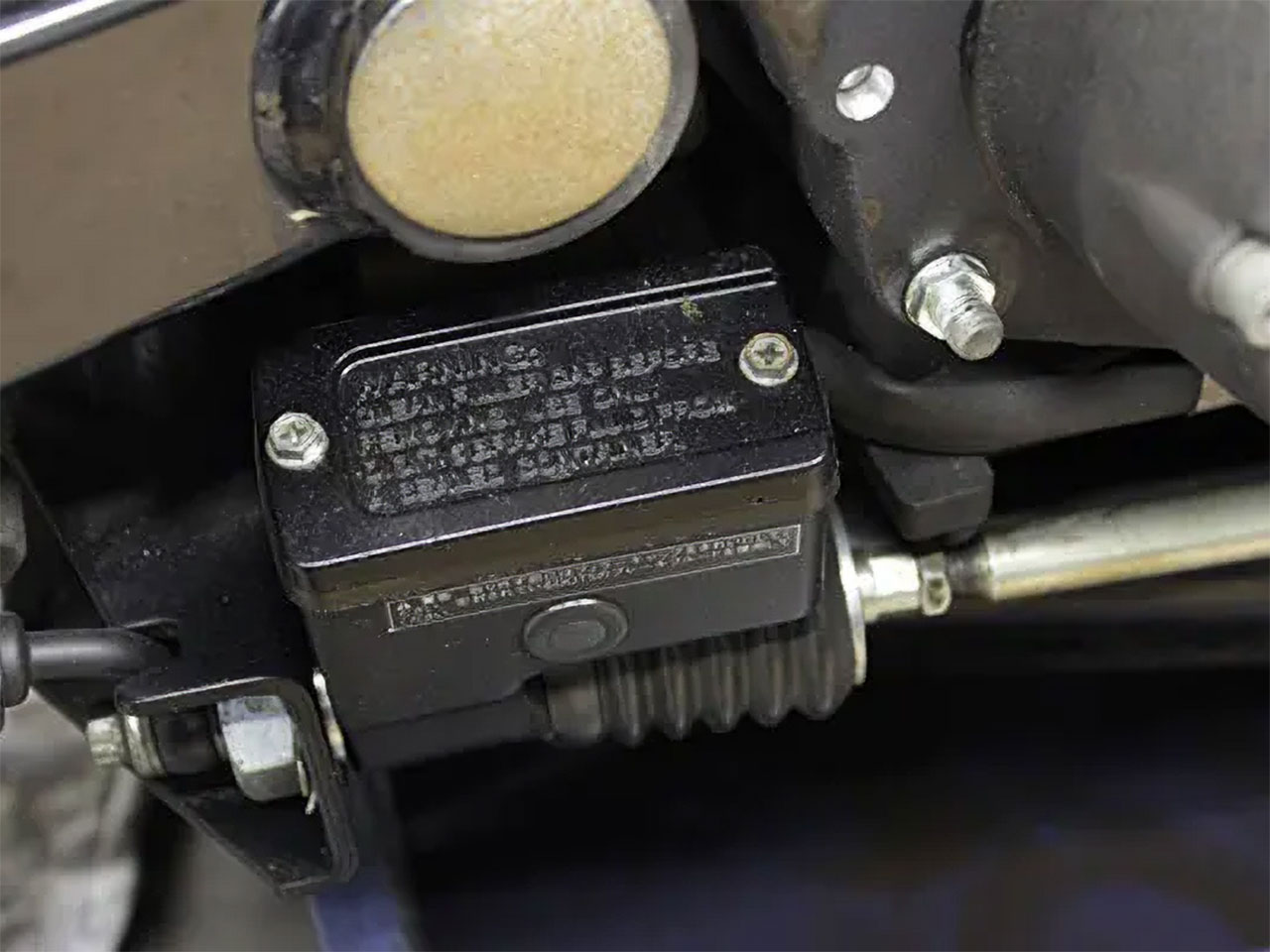 マフラー・ブラケットの取り外し