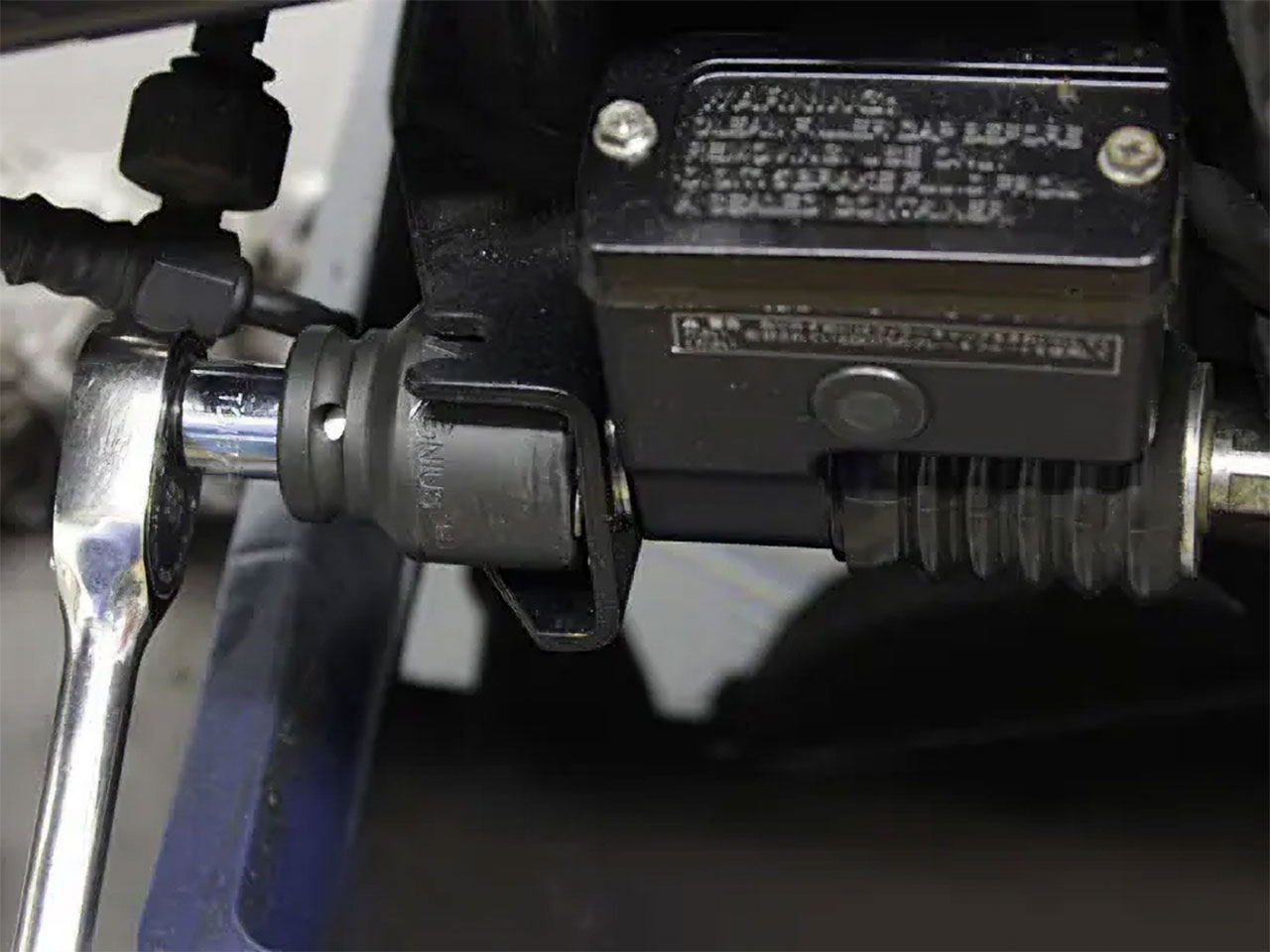 マスターシリンダー本体の取り外し