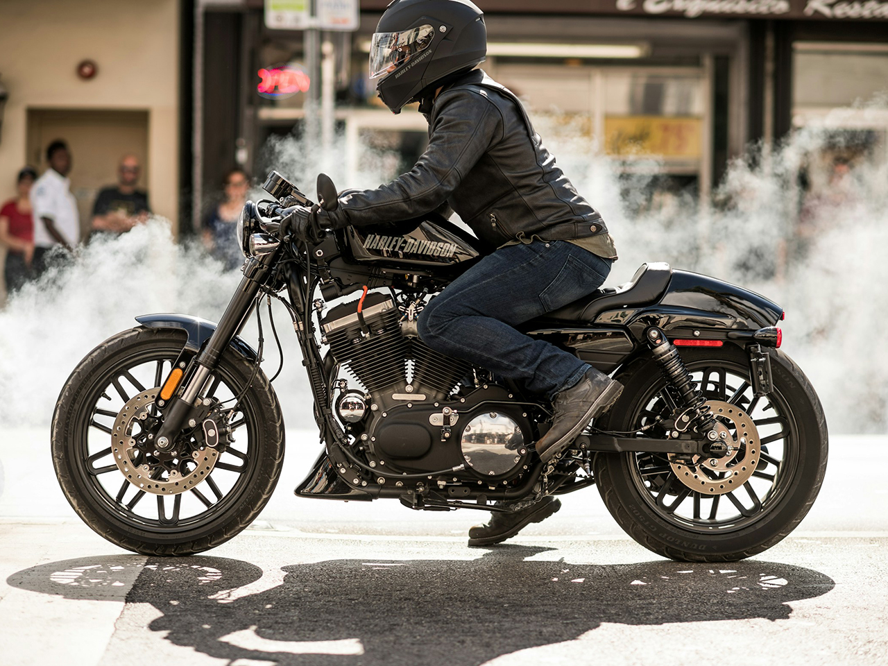 カフェシートに座るハーレーライダー