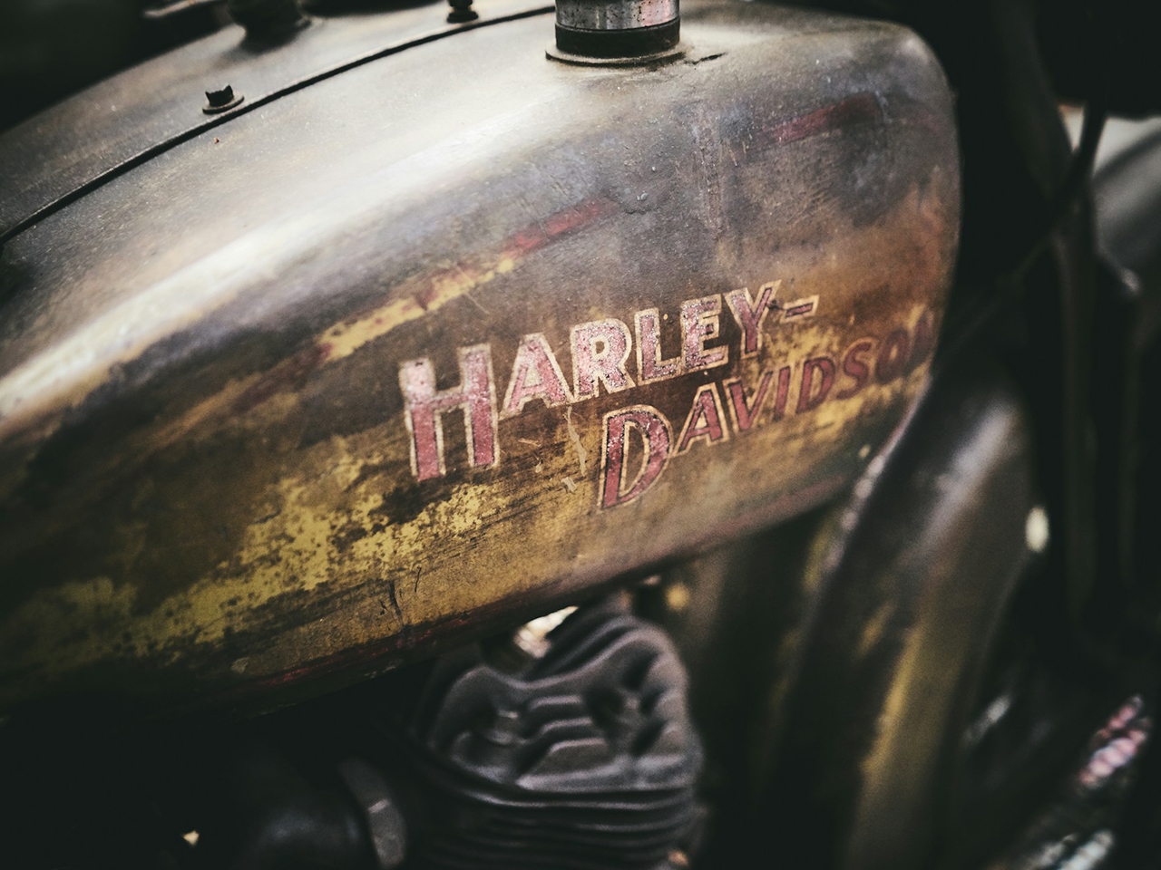 古びたタンクのハーレー
