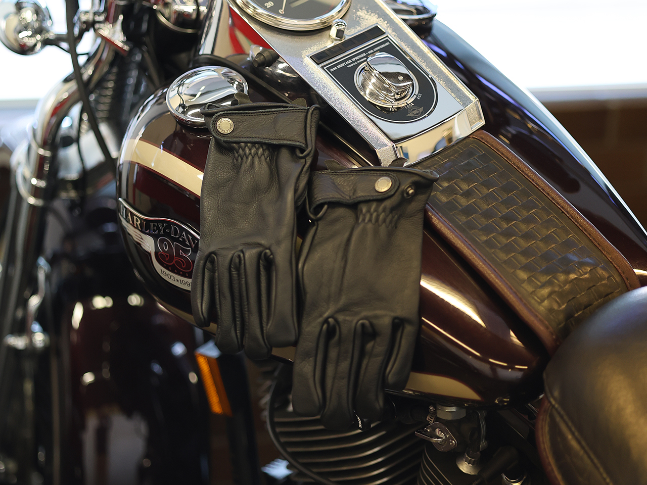 ローライダーのタンクにくっつくTG-108