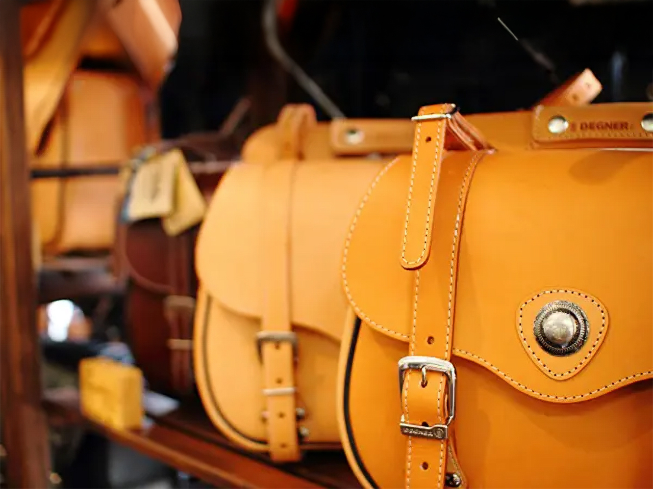 並ぶデグナーのレザーバッグ