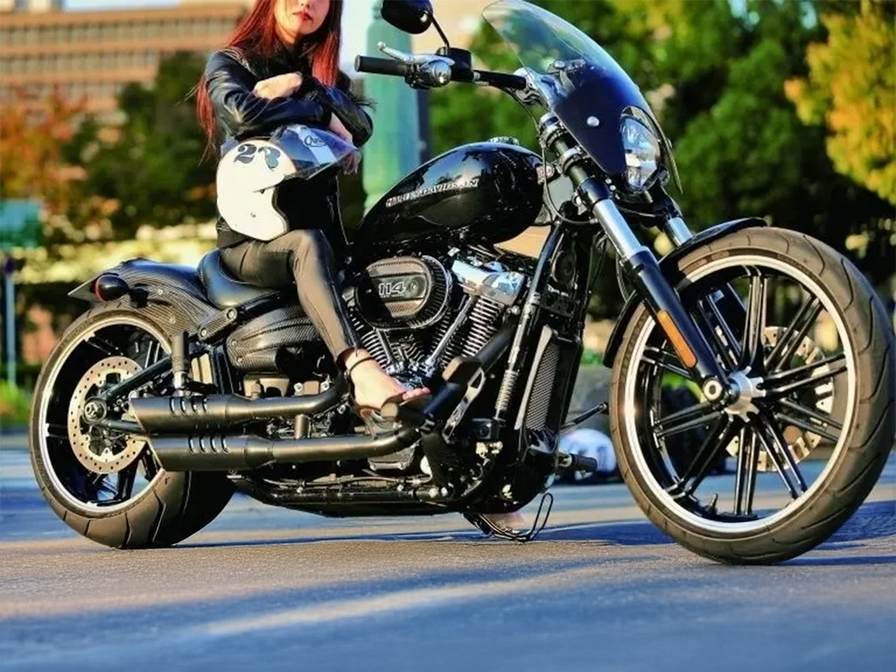 モーターステージのマフラー装着のハーレーと女性ライダー