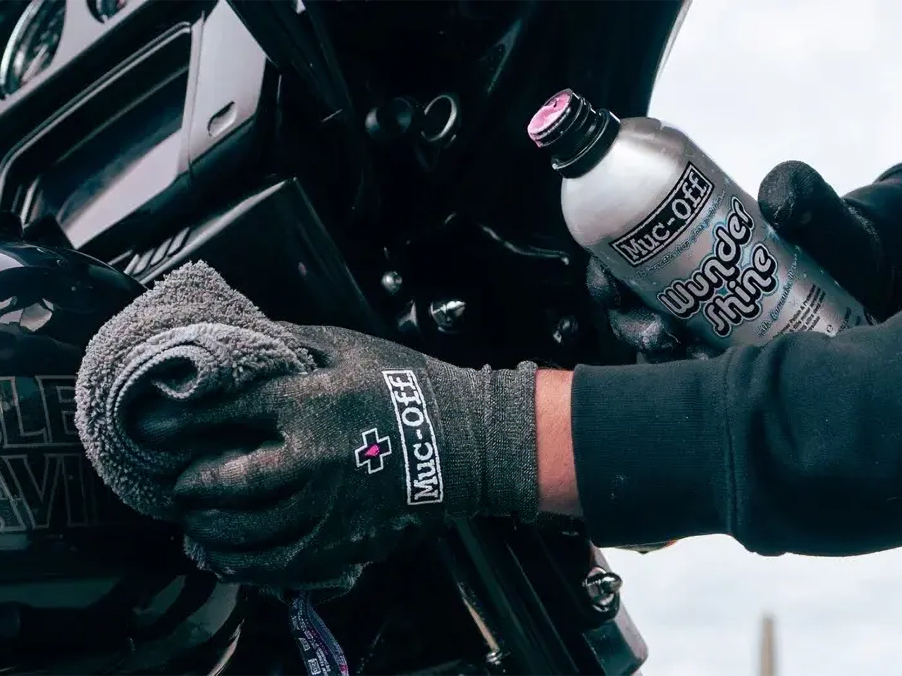 muc-offを使い清掃されるハーレー