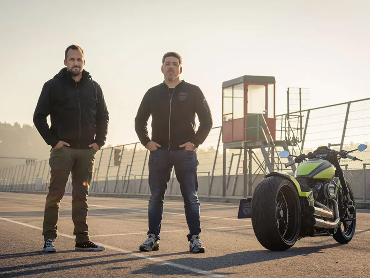 THUNDERBIKEスタッフ2人