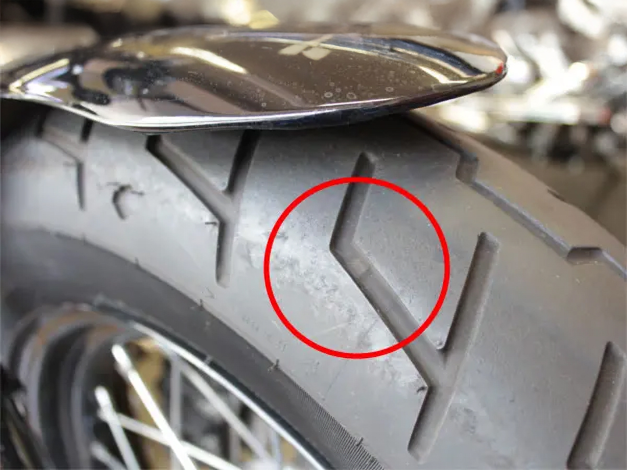 ハーレーのタイヤのスリップサイン1