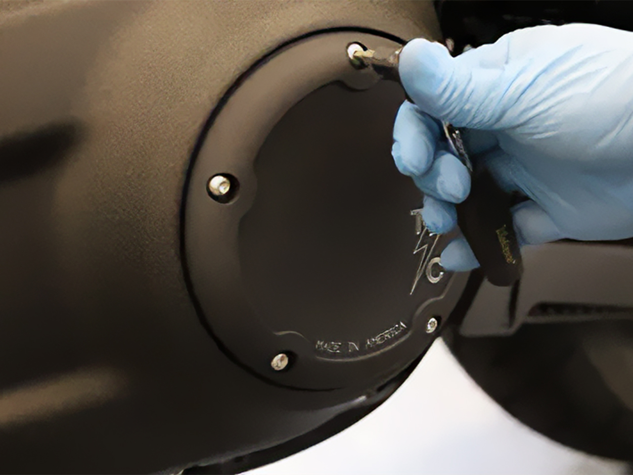 ダービーカーバーのボルトを緩めていく